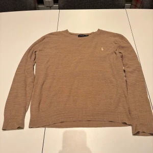 Beige tröja från Polo Ralph Lauren - Säljer en stilren beige tröja från Polo Ralph Lauren i bomull och linne. Funkar till vardag samt mer uppklädda tillfällen. Äkthetsbevis finns på sista sidan! Pris är diskuterbart vid snabb affär! Nypris: 2395kr MVH Linus