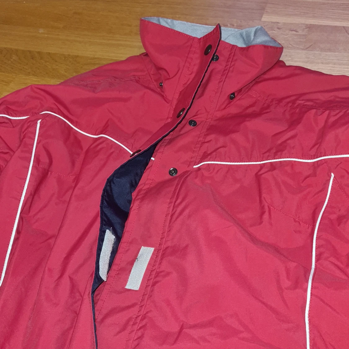 Röd vindjacka med dragkedja - 92