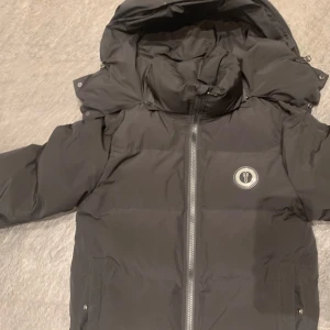 Svart Trapstar jacka - Säljer en nästan helt ny trapstar jacka då jag inte har användning av den längre. Storlek XS, den passar perfekt på dig som är runt 170