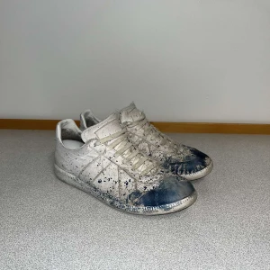 Maison Margiela skor - Säljer dessa feta Maison Margiela skor, fint skick och en riktig snygg blå färg. Hör av er vid funderingar priset är förhandlingsbart 🙌