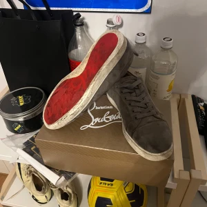 Loubs  - Säljer nu mina Loubs då dom börjar bli för små. Skick 8/10. Gör självklart rent skorna innan jag skickar dom. Låda och kvitto fås med såklart. Priset går att sänka om du är vänlig och realistisk. 