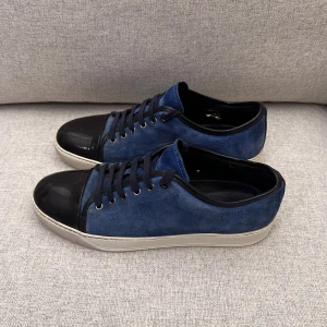 Lanvin cap toe sneakers - Lanvin captoe sneakers! Storlek 8, passar 43. Mycket bra skick, repaintade sulor. 
