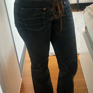 Svarta jeans med snörning - Snygga svarta jeans med unik snörning i midjan. De har en bootcut-stil men säljer på grund av de tyvärr är för små🥰
