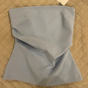Ljusblå tubtopp från zara  - Jätte fin blå tubtopp ifrån zara! Helt ny prislappen sitter kvar ❤️