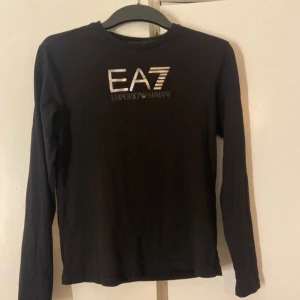 Svart långärmad tröja från Emporio Armani - skön och mysig långärmad tröja från zalando som är i stretchigt material. har använt den endast ett par ggr! 