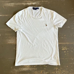 Vit Ralph Lauren T-Shirt - Vit Ralph Lauren T-Shirt i perfekt skick | Slim fit (S) passform