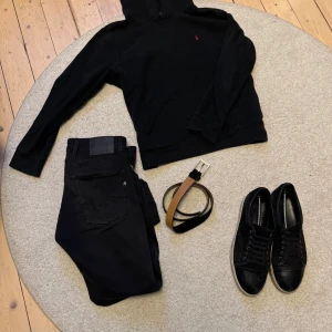 Svart hoodie från Ralph Lauren - Svart hoodie från Ralph Lauren. XL i barnstorlek motsvarar S-M i herr storlek. Pris kan diskuteras.