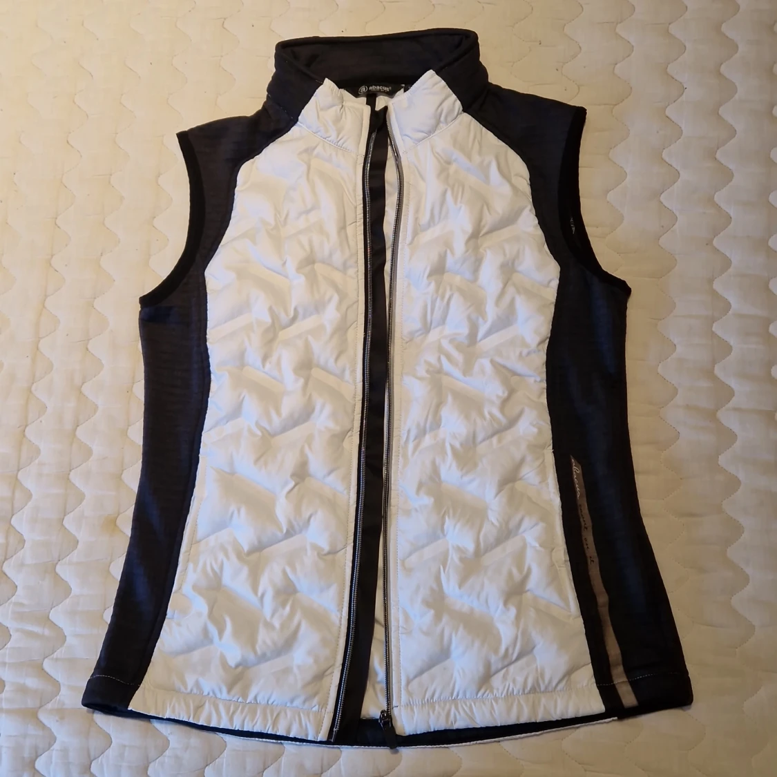 Vit och svart väst från Abacus