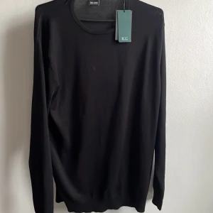 Tröja från Only Sons - Tjena! Säljer en svart långärmad tröja från Only Sons. Hög kvalite på tröjan, prislapp kvar! Perfekt till din garderob! Priset kan diskuteras!!