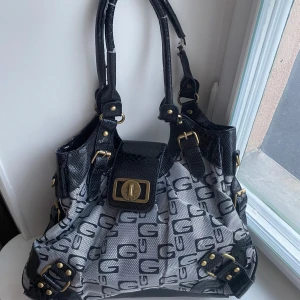 Vintage Guess väska - Vintage väska från Guess. Köpt på humana men men använt fåtal gånger. Väskan har lite brister på axelremmarna (se bilder) men annars i gott skick. ❤️ (Antagligen inte äkta Guess)