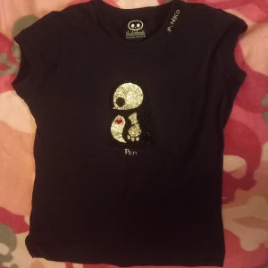 skelanimals tisha - cute emo tröja som mest hängt på väggen hos mig, använd typ 1-2 gånger