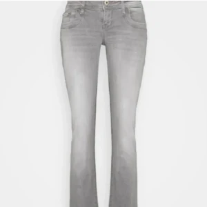 Grå bootcut jeans - Snygga grå bootcut jeans med klassisk femficksdesign och knappgylf. Perfekta för en avslappnad stil.