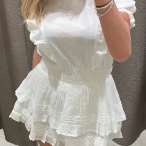 Vit klänning med volanger - En så fin student/ sommarklänning från Gina Young i storlek 170. Planen var att använda denna klänning till utspringet och sy på en extra volang men det blev inte av så klänningen har inte kommit till användning. Men verkligen så fin💕😍🥂