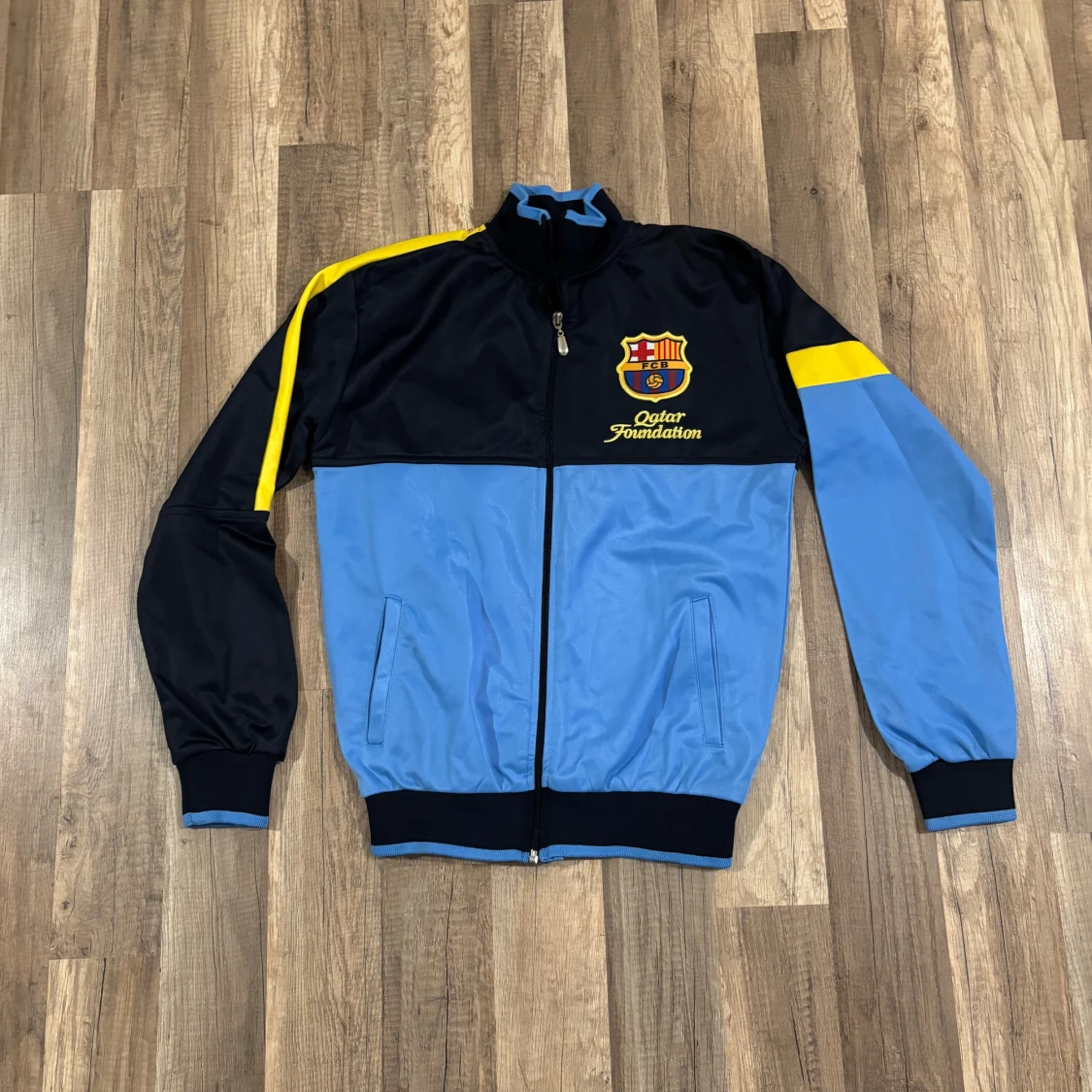 Blå och svart träningsjacka med barcelona märke - 90