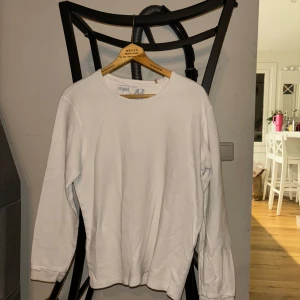 Vit tröja från Mavi - Säljer en stilren vit tröja från Mavi i storlek XL. Tröjan har en klassisk design med rund hals och långa ärmar. Perfekt för en avslappnad look. Gjord av bomull. 