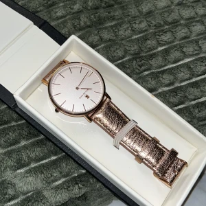 Elegant klocka från Black Oak - Snygg klocka från Black Oak med en stilren vit urtavla och rosé guldfärgad boett. Armbandet är i läder material som ger en lyxig känsla. Perfekt accessoar för att lyfta din stil.