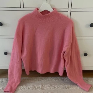 Rosa stickad polotröja - Jättefin rosa stickad polotröja från &Other Stories.  Storlek S