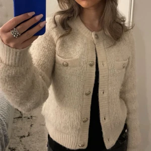 Beige stickad kofta med knappar - Mysig beige stickad kofta med dekorativa knappar framtill. Koftan har långa ärmar och ribbade kanter vid ärmslut och nederkant. Perfekt för kyliga dagar. Blair Waldorf inspirerad, Old money, köpt för 500kr💞