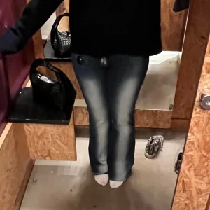 Blå bootcut jeans - Snygga blå jeans köpta på weekday men märket cheap monday!