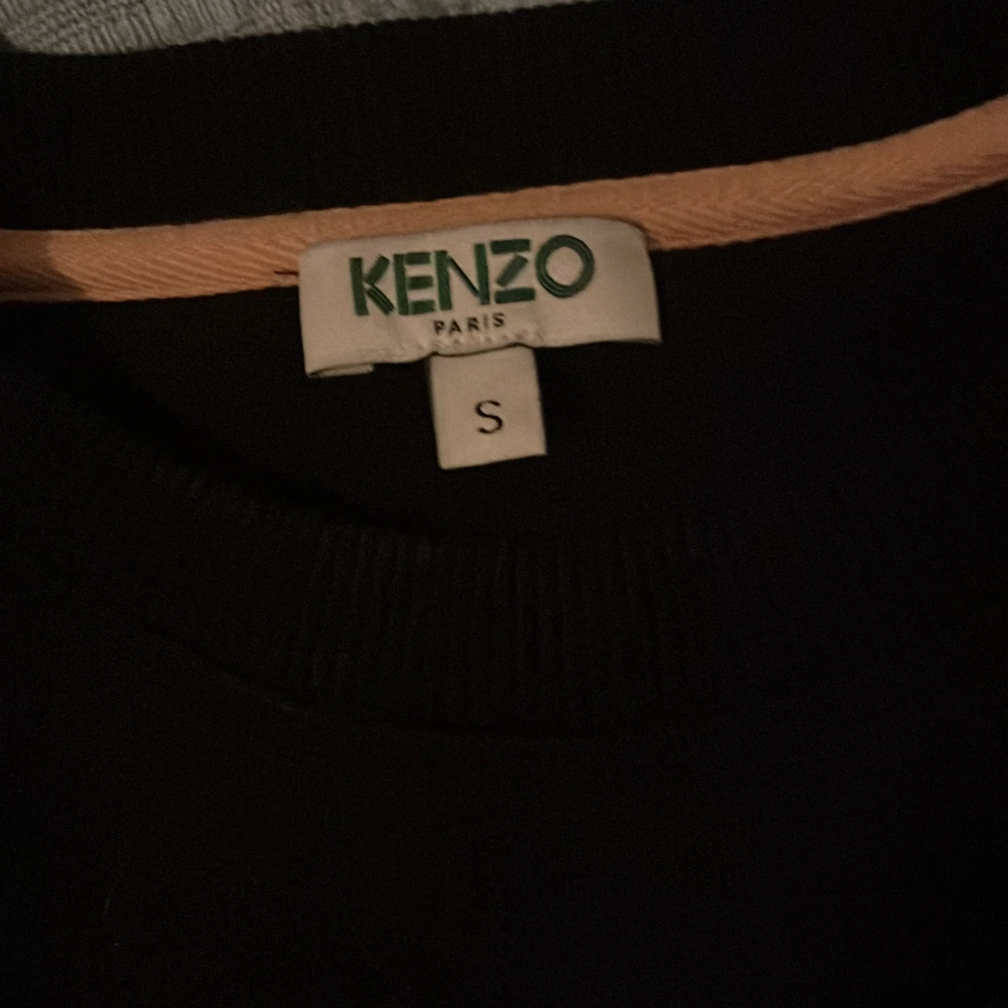 Svart tröja med tigerbroderi från Kenzo - 92