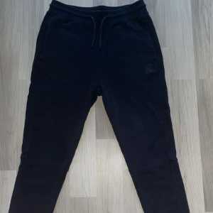 Mjukisbyxor från Boss - Mörkblåa mjukisbyxor från BOSS.  Byxorna har en diskret logga på benet och är tillverkade i mjukt material för maximal komfort.