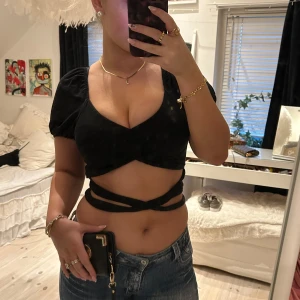 Svart topp - Super söt svart topp med puffärmar och knyt! 🥰❤️