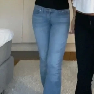 Blå jeans från Big Star - Säljer ett par klassiska blå jeans från Big Star. De är så snygga, lagom bootcut. Passar s/m och mig som har 36 i vanliga fall. Skulle jämföras med en w29 L 31/32 💕 Tryck gärna på köp nu