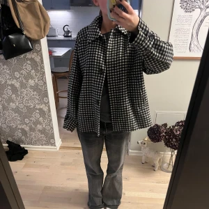 Rutig kappa - Väldigt fin rutig kappa! Så najs men måste rensa!! Är 169cm lång som referens 🥰 