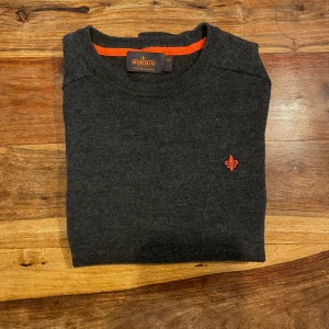 Mörkgrå merinoulls tröja från Morris - En otrolig fin och super skön mörk grå Morris tröja i ett väldigt bra skick. Tröja är i 100% merinoull. Storlek XS men något mindre i storleken, Passar folk runt 165 - 170 Passa på nu! Mitt pris är 499kr ( nypris 1600kr )