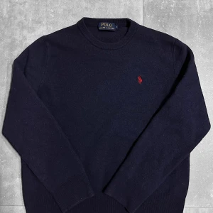 Ralph Lauren 100% Merino Ulltröja - Perfekt Skick. 100% Merino Ulltröja. Står att storleken är S, men den passar mer som en XS/XXS. Tror tröjan nämnligen  har krympt i tvätten. Längd: 51cm Bredd: 45cm Ärm: 48cm