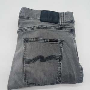 NUDIE JEANS - - Nudie jeans modell: Lean Dean - Storlek W31/L34 - Nypris runt 1600kr - Kontakta för fler frågor eller funderingar // Deluxecloset