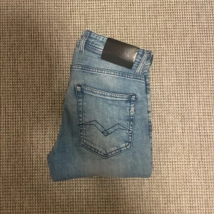 Replay Grover jeans  - Ljusblå Replay jeans i modellen Grover straight fit. Strl 28/30. Använda men bra skick