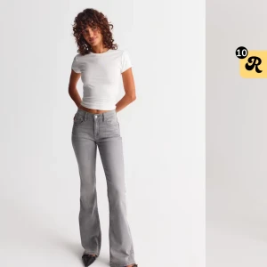 Grå bootcut jeans från Gina - Snygga grå bootcut jeans från Gina, helt perfekta i skicket skulle jag säga då jag knappast använt dem. Det är storlek 34 som jag skulle säga passar mig som har xs🩷🩷