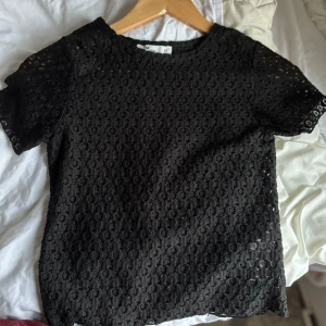 Svart spetsblus från Hollister - Säljer en elegant svart spetsblus från Hollister. Blusen har korta ärmar och ett vackert spetsmönster. Nytt skick, den är i storlek xs/S, pris kan diskuteras, skriv privat för fler bilder💕💕💕