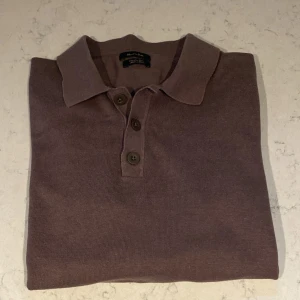 Massimo Dutti Kragtröja - Säljer nu denna asfeta Massimo Dutti tröjan i ett extremt bra skick! Storleken är L men passar M mer. Nypris ligger på ca 1399kr❌ mitt pris endast 349kr✅