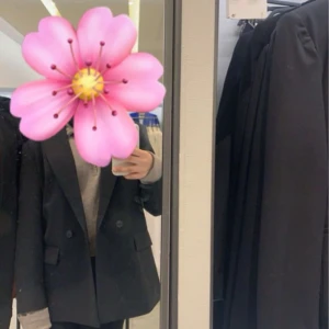 Svart kavaj - Snygg svart kavaj med klassisk design och normal passform. Perfekt för en stilren look. Kavajen har långa ärmar och knappar framtill.