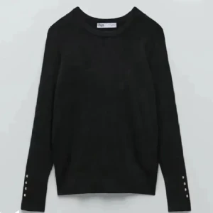 Svart tröja från Zara -  svart tröja från Zara med långa ärmar och super snygga guld knappar vid slutet av ärmen. Säljer pga den inte används längre och är i mycket bra skick! 