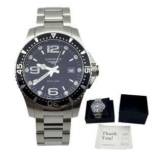 Longines HydroConquest 39mm - Klockan är 39 mm med Quartz-urverk och vattentät till 300 m (30 ATM). Länken passar handleder upp till 17 cm.                         Skick: Utmärkt, med mindre desk scratches på claspen, några repor på bezeln och missfärgad pärla. Glas och urtavla är felfria, boett och länk i nästintill nyskick.   Säljs utan originalhandlingar och låda, men ersättningslåda och tackkort medföljer.   Referens: L3.640.4.  Fler bilder kan skickas vid intresse.  Ställ gärna frågor vid funderingar!