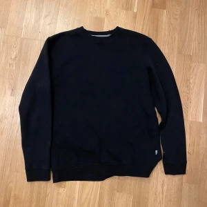Svart sweatshirt - Vanlig svart sweatshirt i storlek m, perfekt att ha som undertröja med en fet tisha över 😇🥰 bra skick! 🙏🏻