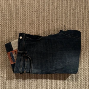 Acne Studios Slim Fit Jeans  - Säljer nu dessa feta Acne studios x Blå konst Jeans som är i nyskick! Modellen är ”North Mid Blue” och sitter slim fit. Storleken är 31/34 men passar mig som vanligtvis har 30/32! 