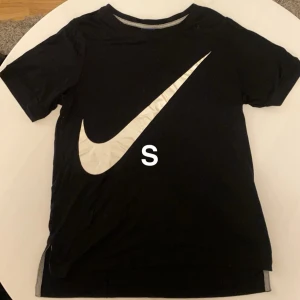 Flera t-shirts!  - Snygg svart t-shirt från Nike med den ikoniska swoosh-loggan i vitt på framsidan. Perfekt för en sportig look eller avslappnad stil. Resten och också i mycket bra skick och roligt fina för träning, vardag och hemmet! 1 för 40kr, alla för 110kr!