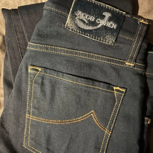 Mörkblå jeans från Jacob Cohen - Snygga mörkblå jeans från Jacob Cohen. Skicket är som nytt och passar mig perfekt som är 181 cm. Dom sitter slim fit. Såklart är jeansen riktiga.  Pris kan diskuteras.  