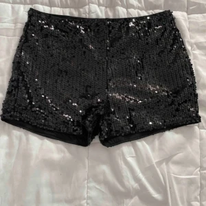 Svarta paljettshorts - Svarta paljettshorts perfekta inför nyår, helt oanvända, obs inte mina bilden så skriv för egna❤️