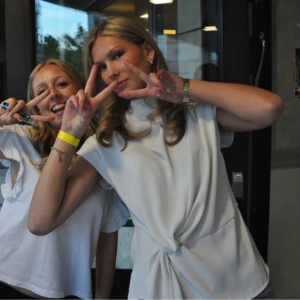 Vit blus med knytning Zara - Elegant vit blus med knytning framtill. Från Zara strl m