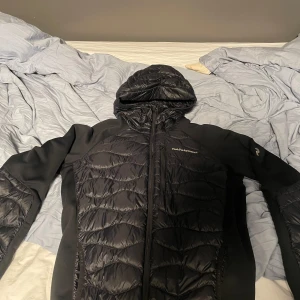 Peak performance jacka - Perfekt peak performance dum jacka i ny skick. Ny pris 2300kr köpt från care of carl. Hör av er vid funderingar. Priset är ej hugget i sten.