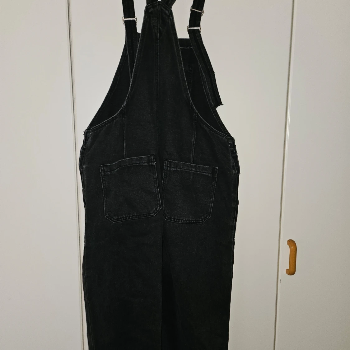 Svart jeansklänning med hängslen - 90