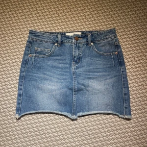 Jeanskjol - Lågmidjad blå jeanskjol från Pieces. Bra skick. Står inte storlek men gissar 34/36
