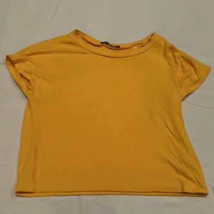 Gul t-shirt från Zara - Gul cropped T-shirt från Zara