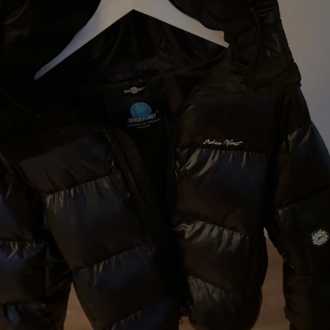 Svart dunjacka från broken planet