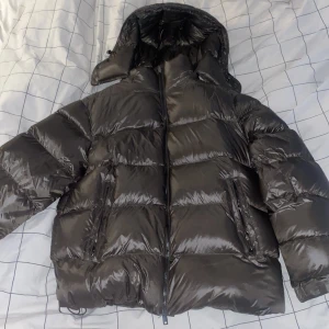 Grön pufferjacka från Massimo Dutti - Slutsålt överallt. Säljer för den inte kommer till användning. Köptes nu i höstas. Nypris 2000. 